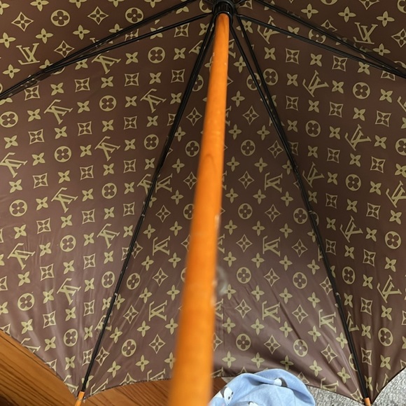 Louis Vuitton Monogram Umbrella - Picture 9 of 9